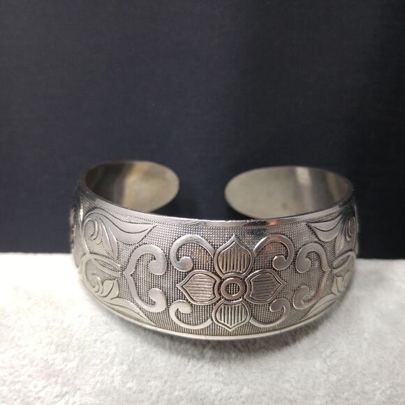 Vintage Silver Tone Cuff Bracelet, Textured Mesh Background, Raised Design - Picture 4 of 10